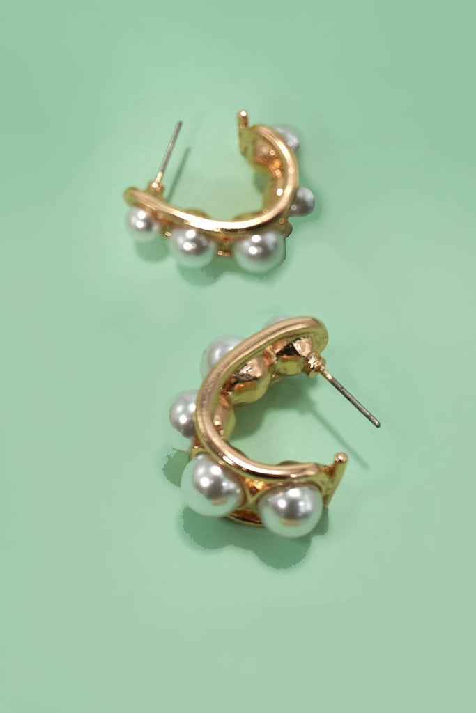BOLD PEARL HOOP TITANIUM POST EARRINGS | 31E40466: GOLD - The Edit LLC