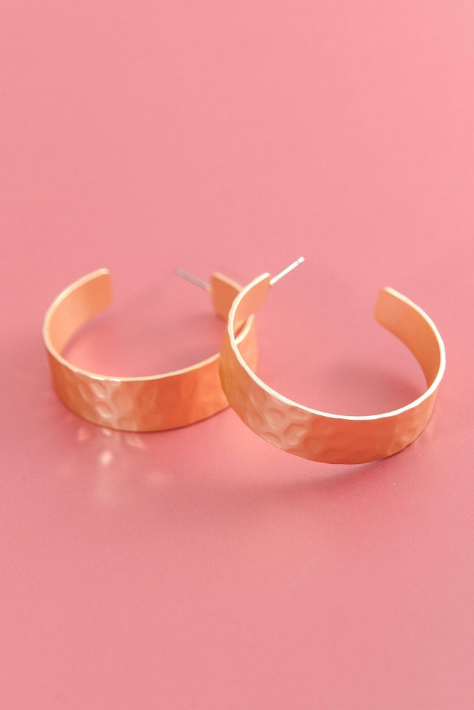 MATTE GOLD HAMMERED HOOP EARRINGS - The Edit LLC