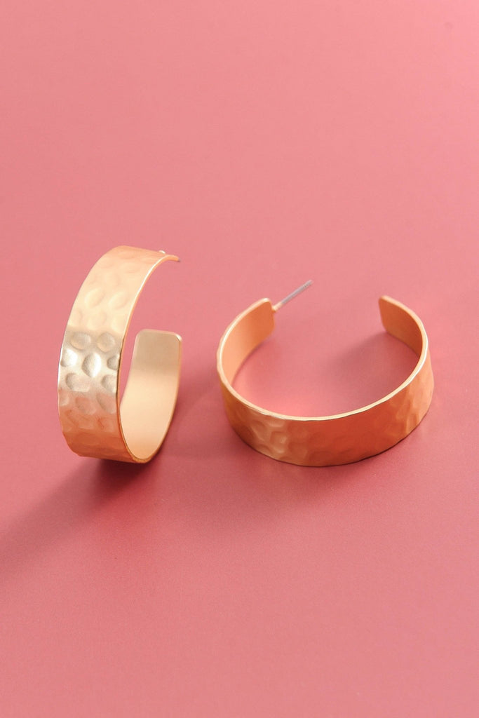 MATTE GOLD HAMMERED HOOP EARRINGS - The Edit LLC